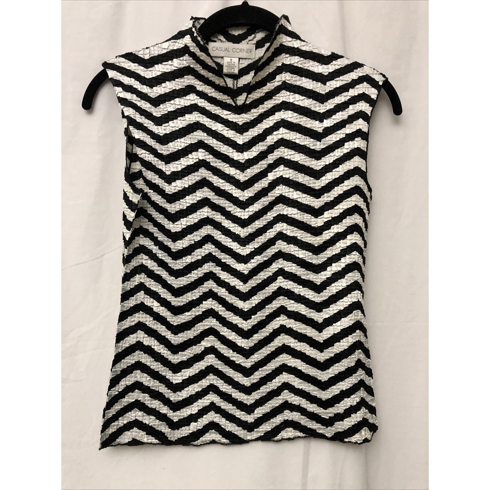 Casual Corner Black & White Chevron Shiny Sleeveless Crinkle Top -‎ Size S